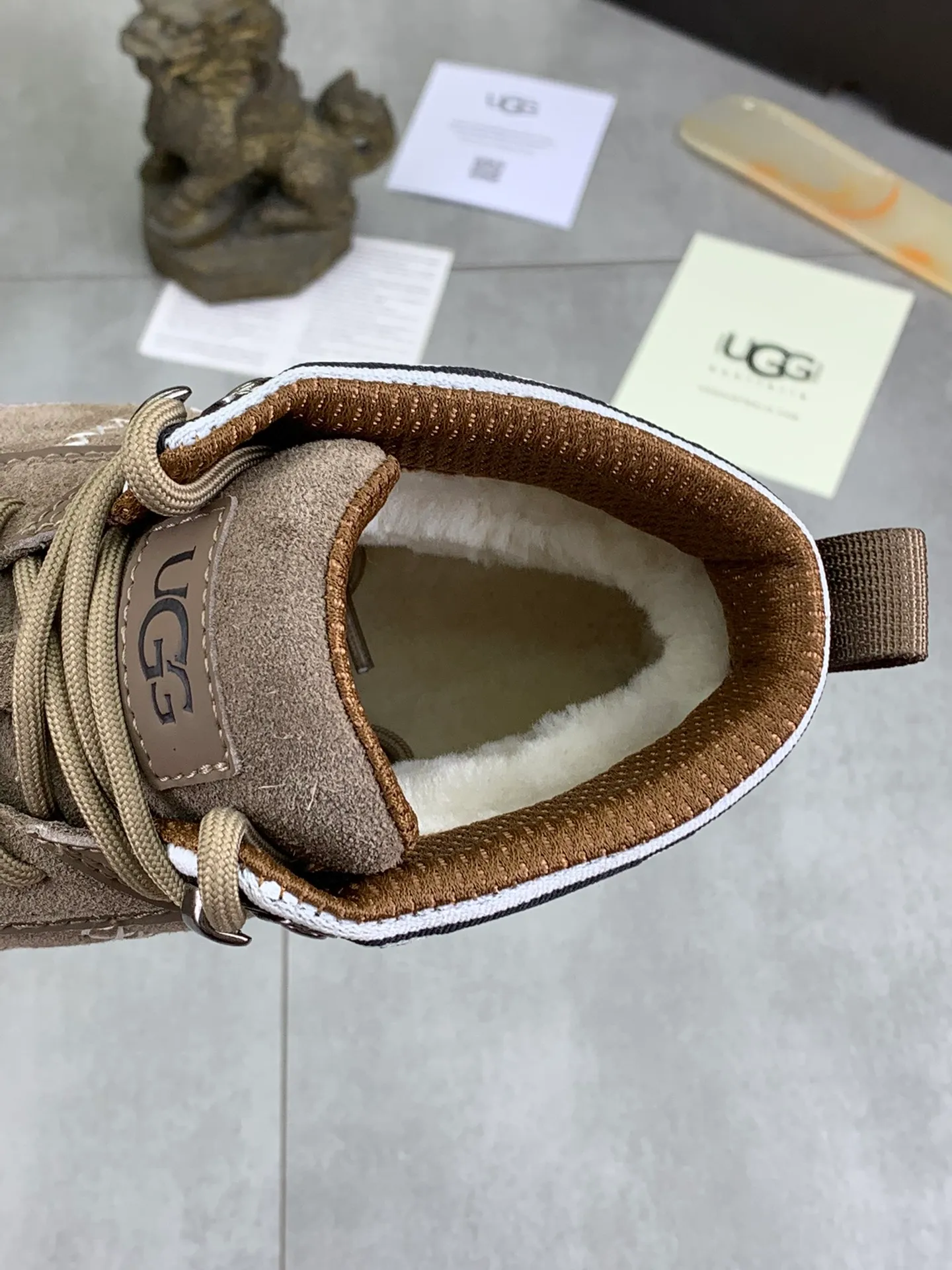 Men's shoes 💰P640 [New style] 💰 🆘 "Real wool" [UGG] 👉The popular men's shoes are synchronized with the official website 🔰The quality of the genuine products [satisfied] is not comparable to the imitations in the general market 🌀The upper is imported Italian frosted cowhide, and the lining is: foot pad 🅰️ grade 🐑Real wool👻Only Grade A can show the effect The hand feels smooth and delicate 🔱The shoe shape is grand, only genuine manufacturers can do it 🎄The perfect toughness of the original outsole 👻⬛️ can allow customers to bid farewell to one-time consumption. Real wool lining, super warm. Brown and gray available. Size: 39-44